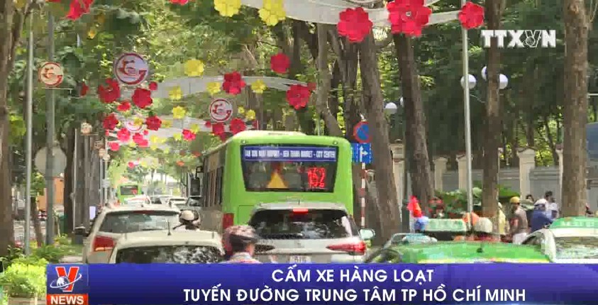 為確保南方解放與祖國統一44週年與“五.一”國際勞動節133週年紀念的藝術表演節目服務的交通安全秩序，市中心多條街道交通管制。（圖源：越通社視頻截圖）