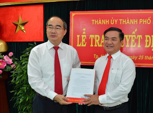 市委書記阮善仁(左)向陳仲俊同志頒發人事委任《決定》。（圖源：越勇）