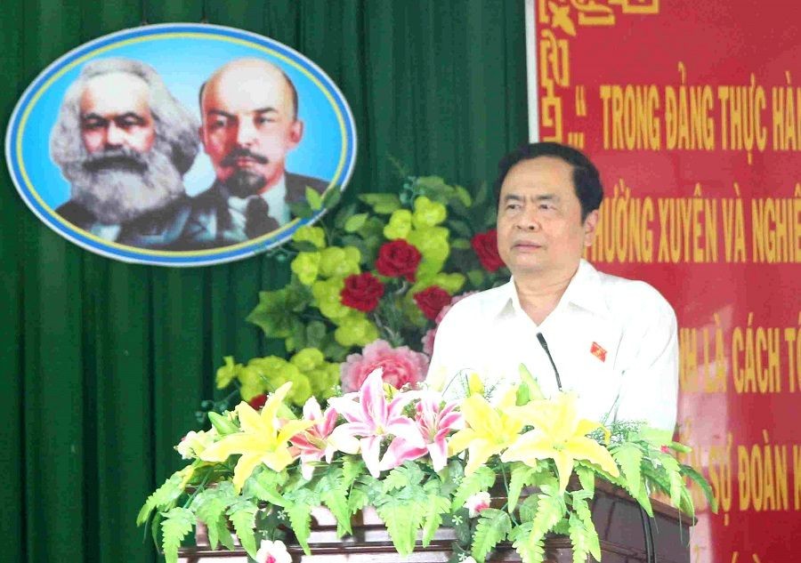 黨中央書記、越南祖國陣線中央委員會主席陳清敏在接觸會上回答選民的詢問。