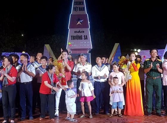 本市黨部與人民代表團同在長沙群島上生活和執行任務的幹部、戰士與人民舉辦文藝交流。（圖源：懷南）