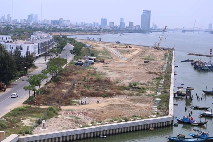 房地產與遊艇項目(Marina Complex)在江口平整場地和建設731米長的護坡。（圖源：雨黎）