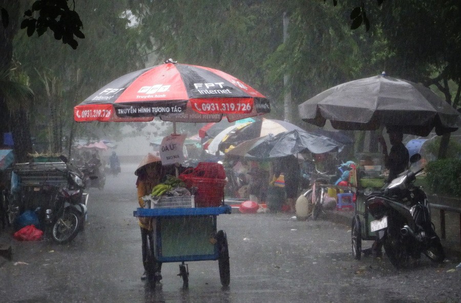 昨(28)日中午平盛郡區域迎來一場大雨。（圖源：黎潘）