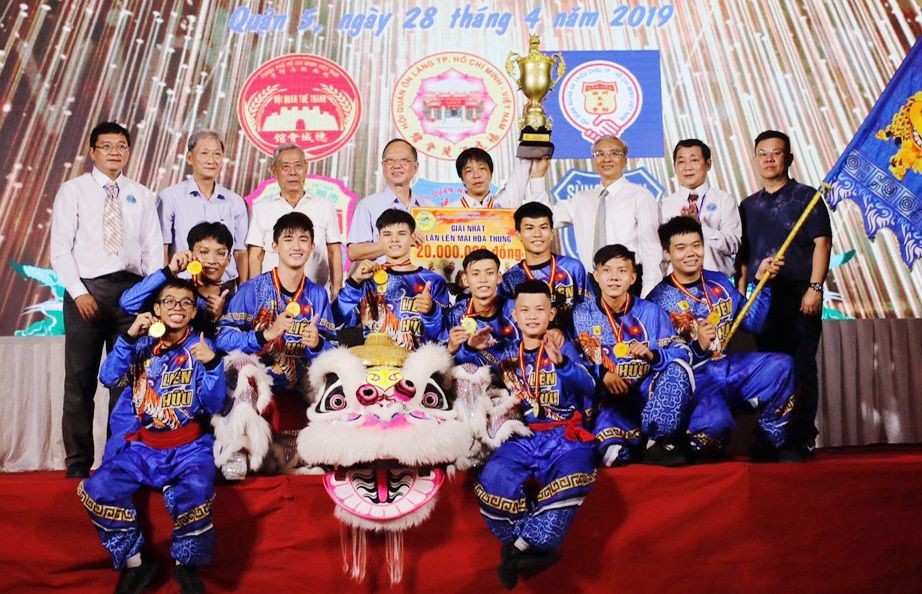 第五郡領導、各會館代表頒獎給獲舞獅 梅花樁項目冠軍的海南聯友龍獅團Ａ隊。