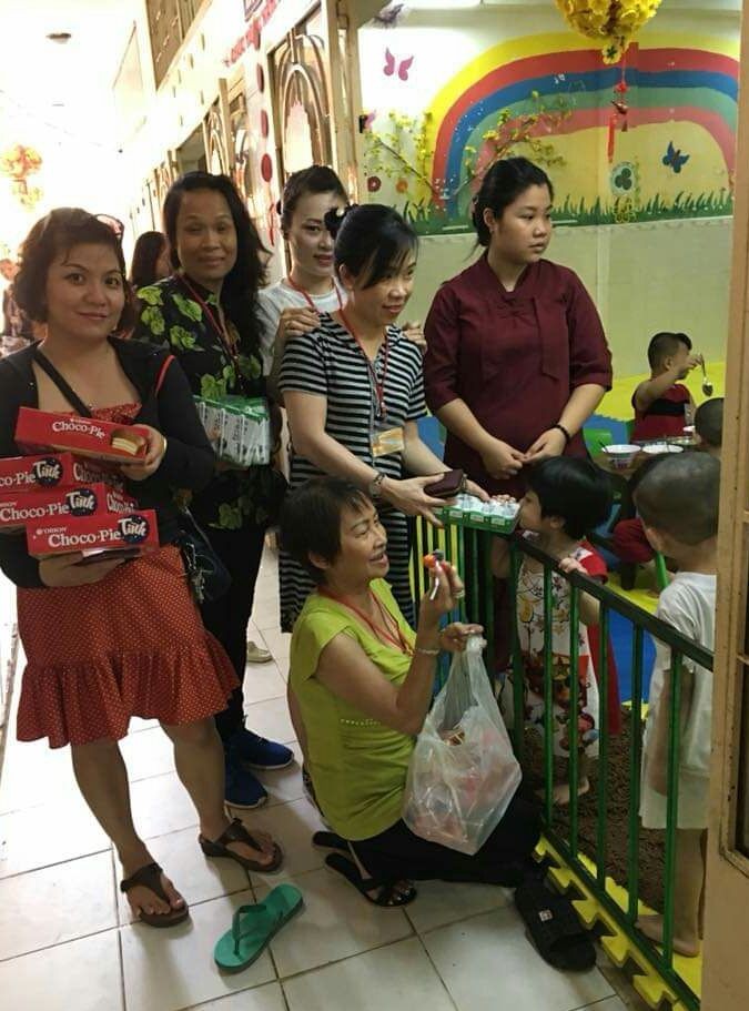 應氏蓮和商販們將餅乾發給孤兒。