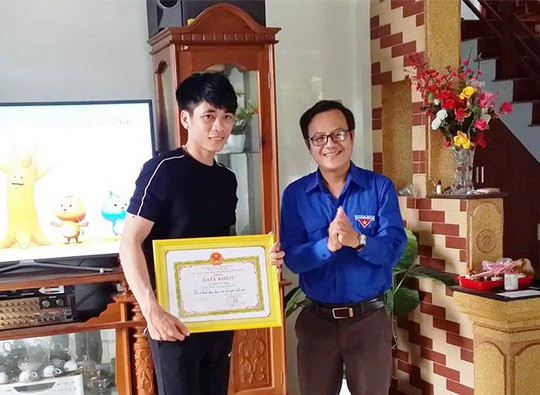 共青團廣澤縣縣委陳宇峰（右）向見義勇為的范世強頒發獎狀。（圖源：黃福）