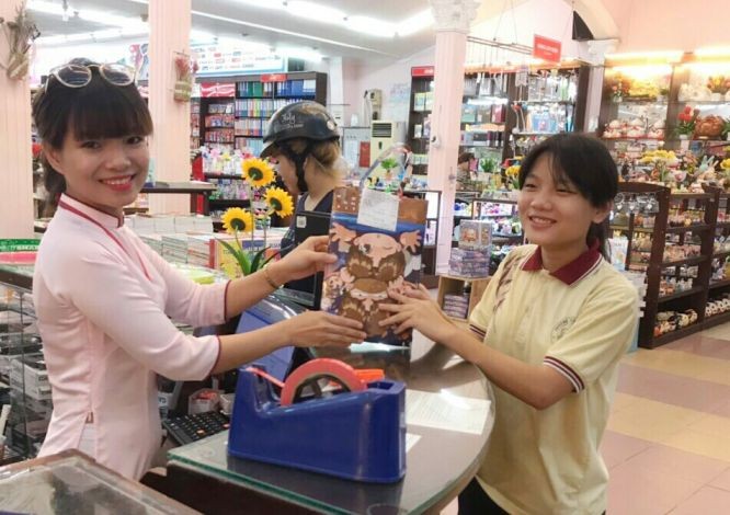 FAHASA書局使用紙袋給顧客裝書籍和用品。