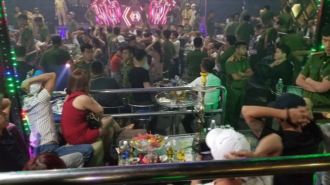 公安力量對Club F3酒吧突擊檢查時的現場。（圖源：丁識）