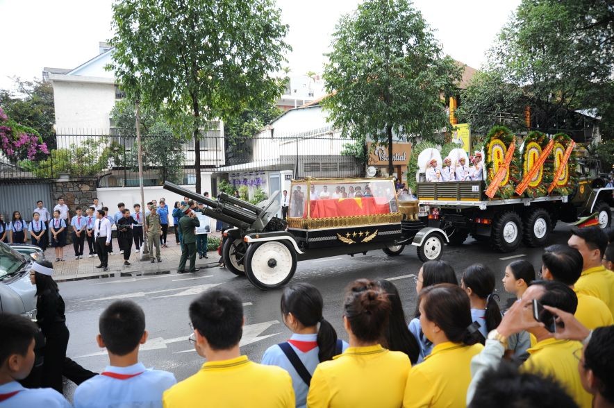 本市民眾送別原國家主席黎德英。（圖源：越通社）