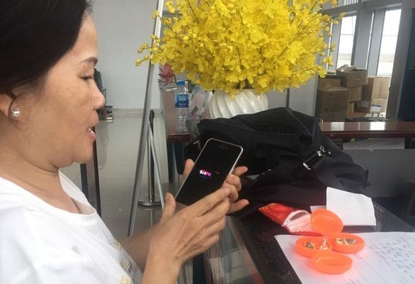 乘搭BL434航班的女乘客領回所遺漏的財物。（圖源：JPA）