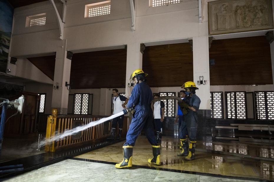 斯里蘭卡爆炸案發生近一周之後，該國政府第一次對教堂內部進行了全面的清理，有多輛卡車和消防車出動，以清理爆炸現場的碎片和血跡。（圖源：互聯網）