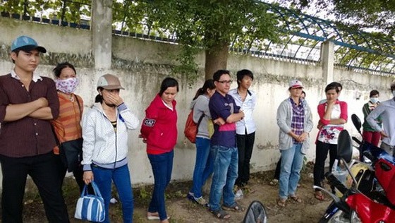 本市某公司停止活動，工人很憂慮地等待解決權益問題。