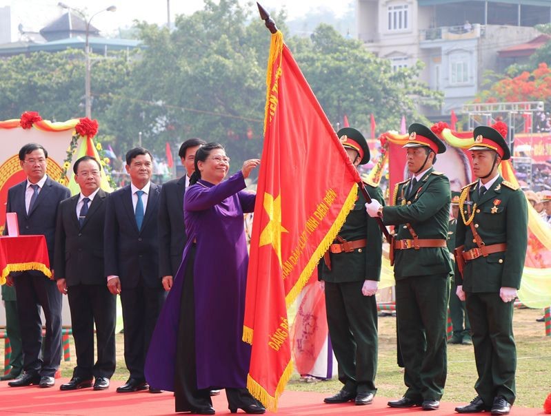 國會常務副主席從氏放給奠邊省傳統旗幟別上 一等獨立勳章。（圖源：VOV）