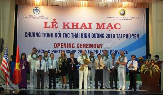 富安省領導向PP19代表贈送鮮花以示歡迎。（圖源：程計）