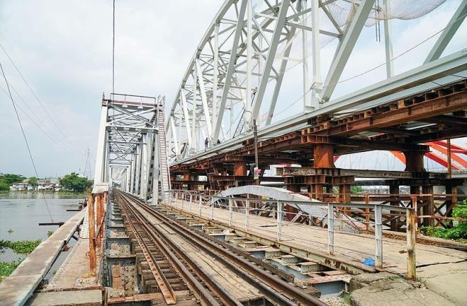 新平利鐵路橋獲架設在舊平利鐵路橋旁邊。