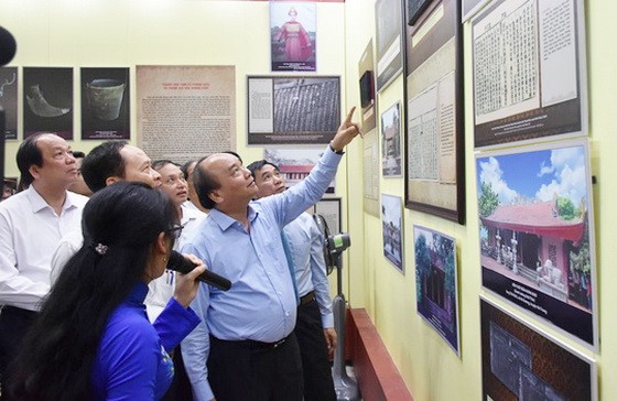 政府總理阮春福觀展。（圖源：清俊）