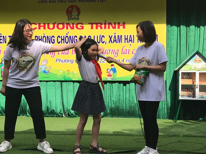 專家們在河內市清春郡芳烈小學給學生們指引侵害預防技能。