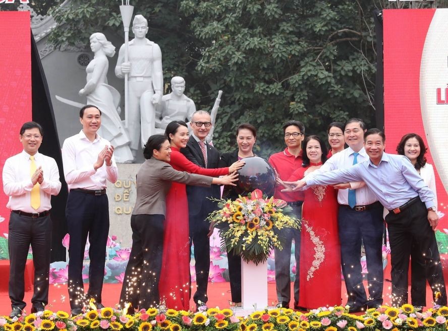 國會主席阮氏金銀與各代表啟動“人道月”活動。（圖源：越通社）