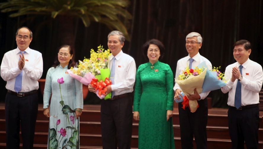 市領導祝賀武文歡(右二)及吳明珠(右四)同志。（圖源：越通社）