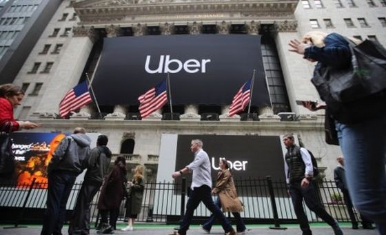 這是5月10日在美國紐約證券交易所外拍攝的優步公司大幅海報。當日，美國網約車平台優步公司在紐約證券交易所掛牌上市。（圖源：互聯網）