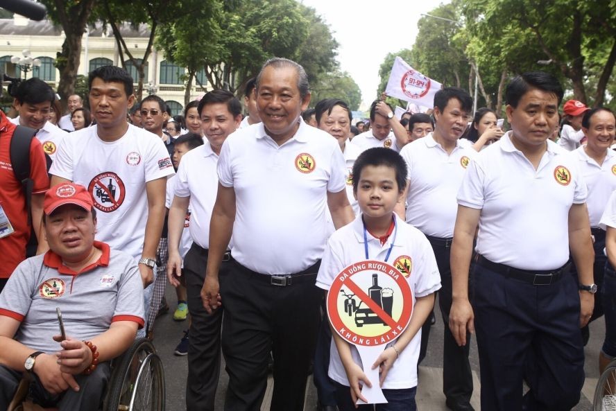 張和平副總理(中)參加遊行支持“喝酒不開車”運動。（圖源：越通社）