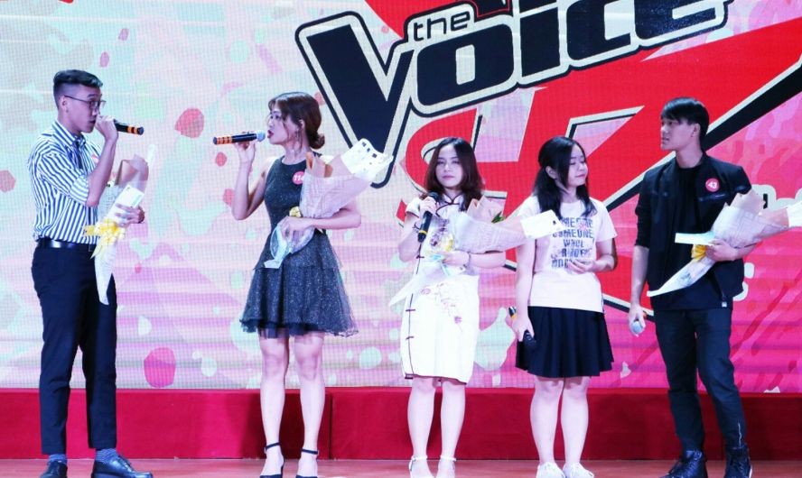 去年比賽各得獎者一起合唱。