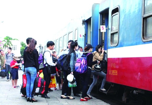 西貢鐵路運輸股份公司：列車票優惠高考入學生。（圖源：交通報）