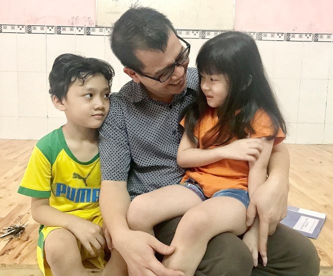 阮明政與其收養的孩子們。