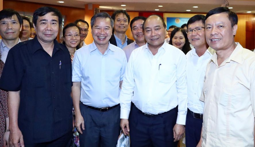 政府總理阮春福與各科學家交流。（圖源：越通社）