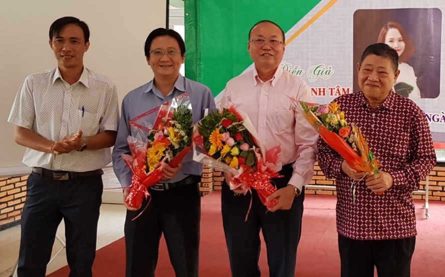 第十一郡企業協會代表向本月份成立的會員單位贈送鮮花祝賀。