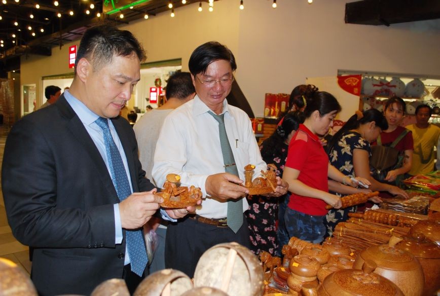 Sunny World 投資與發展股份公司總經理張敬榮(左一)參觀手工藝裝飾品展位。