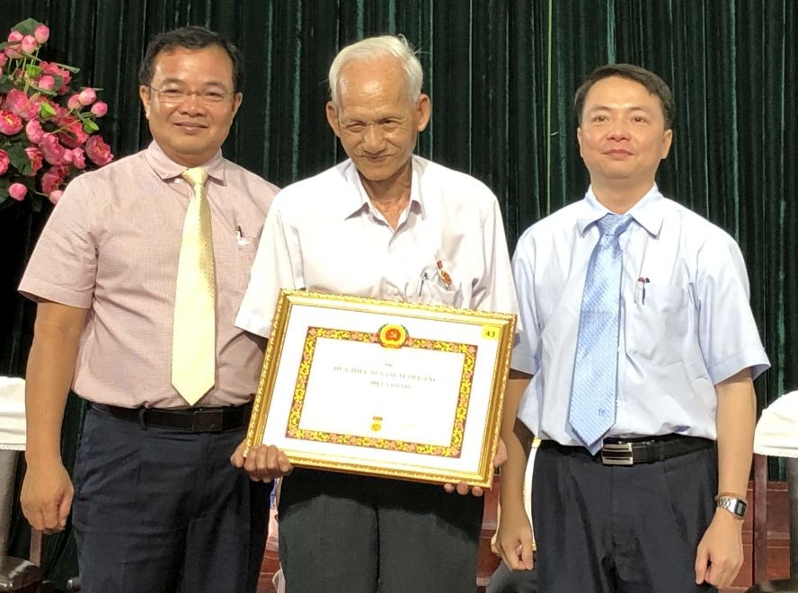 第五郡領導向華人黨員葉南如頒發50年黨齡紀念章。