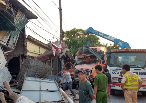 猛烈的撞擊導致4間民房頂部和大門嚴重損壞，外邊圍牆倒塌，放在屋前的多件用品被撞飛而損壞。（圖源：陳強）