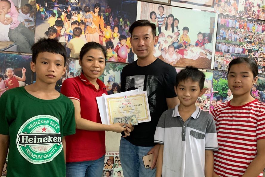 美國華人越僑 Vincent Ho (右三) 向中心代表轉交善款。