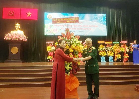 市委副書記、市人民議會主席阮氏麗(左)向潘克禧少將送鮮花祝賀。（圖源：懷南）