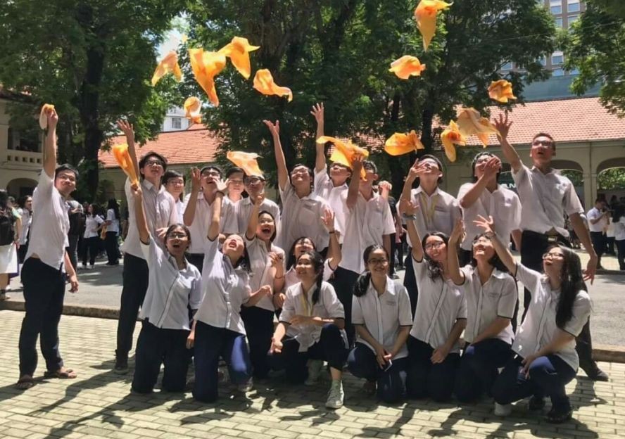 越華畢業生拍照留念。