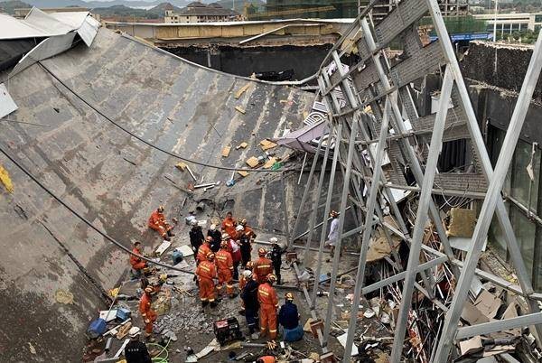 消防指戰員在事故現場實施救援。（圖源：互聯網）