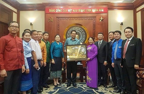 老撾人民革命青年團向本市市委領導贈送紀念品。（圖源：淮南）