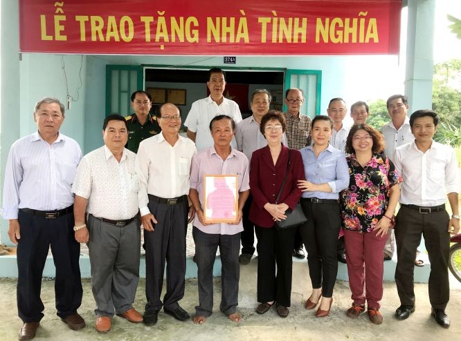 本市和當地各代表祝賀張玉石(前排左四)入住新屋。