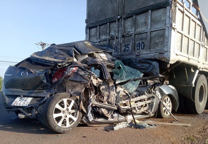 事故現場，轎車嚴重損毀。（圖源：陳化）