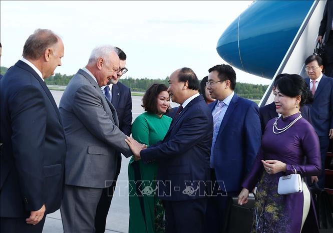 俄羅斯當地時間20日晚6時45分，政府總理阮春福偕夫人陳月秋抵達俄羅斯普爾科沃國際機場。（圖源：越通社）