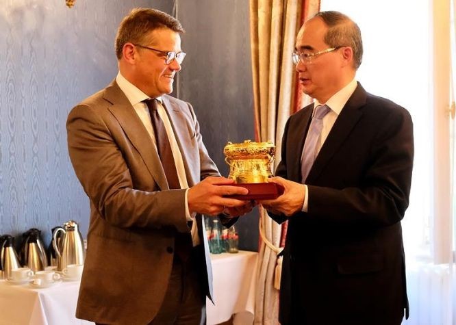 市委書記阮善仁(右)向黑森州議會主席 鮑里斯‧萊茵贈送紀念品。（圖源：喬峰）