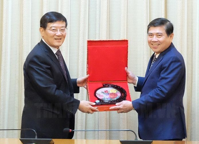 市人委會主席阮成鋒向中共中央統戰部副部長、中國全國工商聯黨組書記、常務副主席徐樂江贈送紀念品。（圖源：市黨部新聞網）