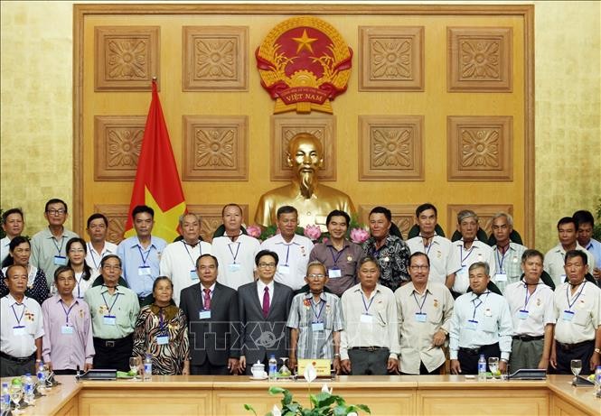 政府副總理武德膽同前江省對革命有功者代表團合影。