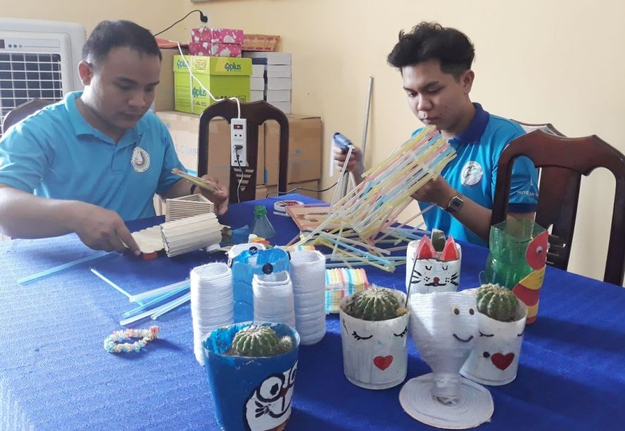 年輕人利用塑料垃圾製造用品。（圖源：芳芳）