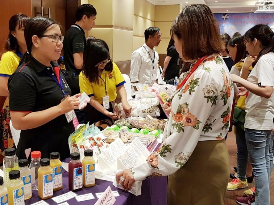 台商向越南便利店代表介紹產品。