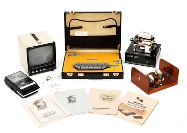 連同Apple-I電腦拍賣的還有使用手冊及微處理器等。（圖源：互聯網）