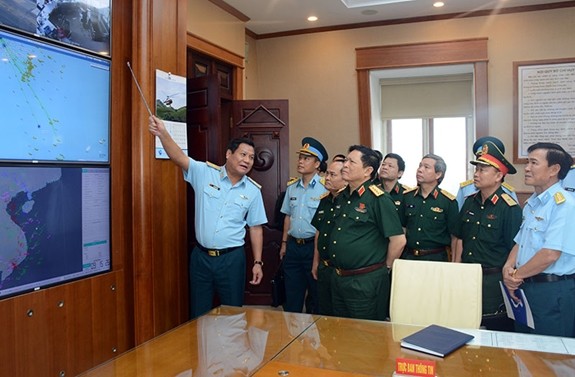 國防部長吳春歷大將視察國防部所屬越南直升機總公司的18兵團司令部。（圖源：維同）