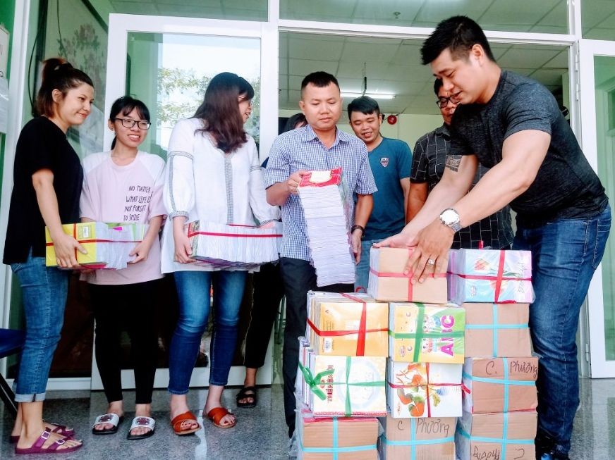 市華語成人教育中心於昨(25)日向市教育與培訓廳轉交1737本練習簿。