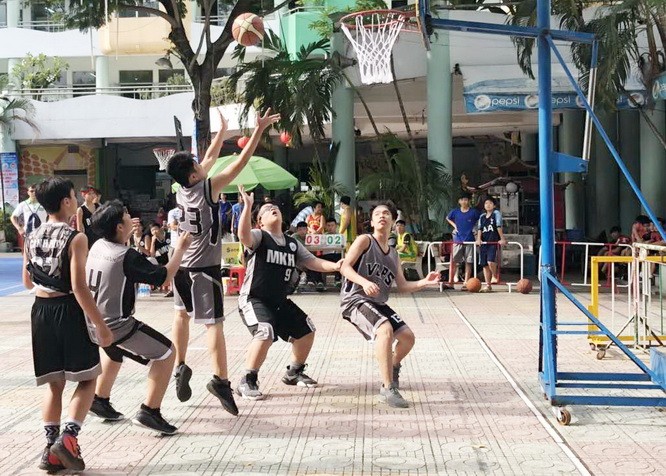 文朗學校與麥劍雄中學籃球隊正在比賽。