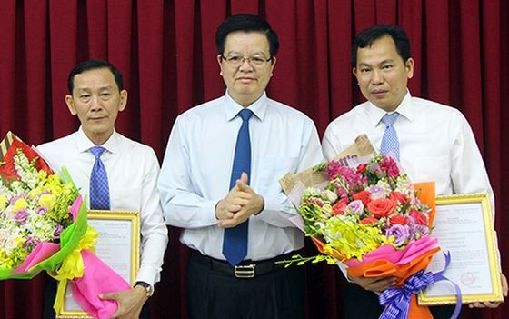 中央組織部副部長梅文政（中）向武成統同志（左）和黎光孟同志頒發人事委任《決定》。（圖源：九龍）